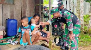 Melayani Berobat, Yonif 126/KC Datangi Warga Papua Dari Rumah ke Rumah
