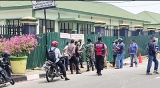 Pintu Masuk Gedung Danrem 031/Wirabima Terpantau Buruh Demo