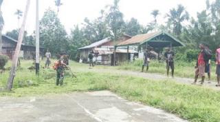 Tomas Kampung Waris; Kepedulian Satgas Yonif 126/KC Terhadap Keindahan dan Kebersihan Kampung Kita Puji