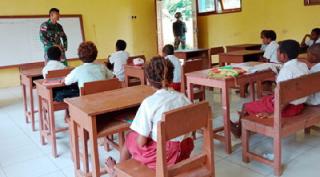 Anggota Satgas Yonif 126/KC Terjun Menjadi Tenaga Pendidik ke SDN Bompai di Perbatasan