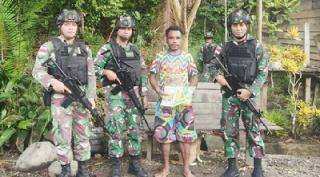 Satgas Yonif 126/KC Bagikan Bibit Tanaman Holtikultura Pada Masyarakat Perbatasan