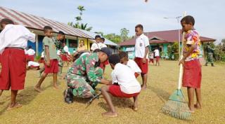 Satgas Yonif 126/KC Ajarkan Siswa-Siswi SD Peduli Lingkungan Sejak Dini