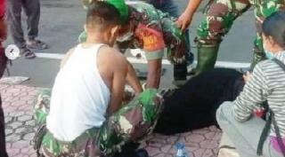 Prajurit TNI Koramil 1610-01/Klungkung Korbankan Baju Dinas Demi Menyelamatkan Korban Kecelakaan
