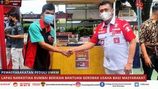 Wujud Kepedulian! Lapas Narkotika Rumbai Berikan Bantuan Gerobak Usaha Kepada Masyarakat
