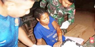 Korban KDRT, Berlumuran Darah Ibu Ini Diboyong Berobat Pada Satgas Pamtas Yonif 126/KC