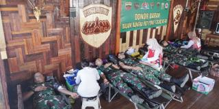 HUT ke-60, Satgas Yonif 126/KC Laksanakan Donor Darah 