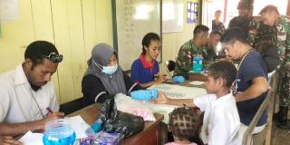 Satgas Yonif 126/KC Dengan Kementerian Kesehatan Bantu Warga