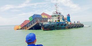 SPKKL TBK Berjibaku Amankan Kontainer Kapal Karam di Perairan Selat Malaka
