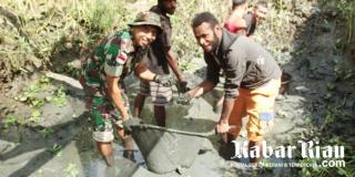 Satgas Yonif 126/KC Panen Hasil Budidaya Ikan Lele di Papua