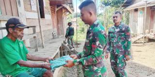 Warga Perbatasan Papua Dapat Bantuan Kelambu Nyamuk "Terima Kasih TNI"