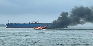 Bakamla RI Padamkan Kapal KM. Bintang Surya yang Terbakar di Perairan Karimun