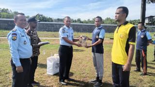 Bagi Puluhan Baju Seragam Pramuka Kepada WBP! Kata Setyadi Ini Kegiatan Pelatihan Kemandirian Pramuka