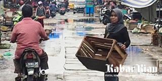 Pedagang Pasar Kodim Mulai Gerah dengan Kontraktor IPAL yaitu PT Adhi Jaya Konstruksi KSO