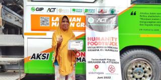 Bersama Donatur ACT Duri Berikan Makan Gratis Korban Bencana Alam Mamuju