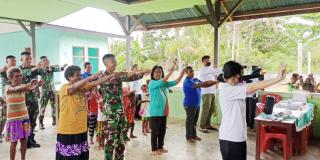 Sekaligus Berikan Pengobatan Gratis, Personel Satgas Yonif 126/KC Juga Ajak Warga Senam Bersama