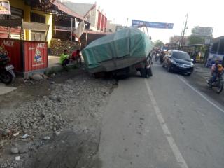 Mobil Terperosok, Jalan Kelambir 5 Macet, Warga Pertanyakan Ijin Lingkungan 