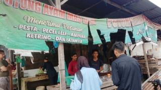 Mahasiswa KKN Terintegrasi Abdimas UNRI Pastikan Penyembelihan Ayam Potong Halal