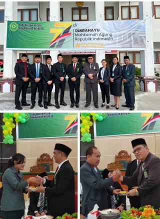 Rayakan HUT MA Ke-77 ! Ketua PN Rohil Beri Tumpeng Kepada Pegawai Senior Dan Termuda 