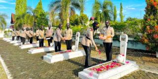 Mengintip Kegiatan Polwan Cantik Ini Saat Ziarah di Taman Makam Pahlawan Bangkinang