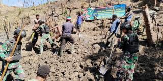 Bantu Tingkatkan Perekonomian Masyarakat Desa Balime, TNI Buka Lahan Untuk Berkebun