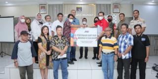 JNE Serahkan Penggantian Kerugian Kepada Warga Terdampak di Cimanggis Depok, Sebagai Tanggung Jawab Atas Musibah Kebakaran