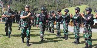 Beri Semangat Pada Satgas Yonif Raider 142/KJ di Papua, Ini Pesan Pangdam II/Swj Untuk Prajurit