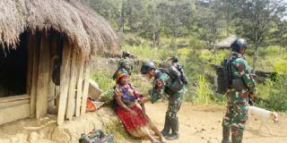 Ini yang Dilakukan Satgas Yonif Mekanis 203/AK Keliling Kampung