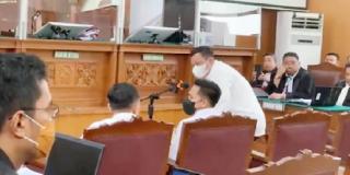 Majelis Hakim Desak Ricky Rizal “Harusnya Saudara Dari Awal Mengaku, Saudara Ikut Membuat Skenario?”