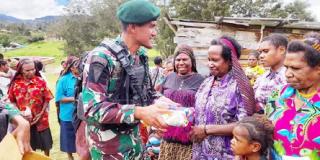 Prajurit TNI Ibadah Bersama Masyarakat Distrik Pirime di Awal Tahun 2023