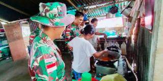 Prajurit Satgas Yonarmed 1 Ajarkan Masakan Olahan Pada Emak-emak Desa Waai