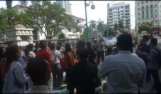 Trotoar Walikota Medan Di Alih Fungsikan Jadi Tempat Ibadah, Pendeta GEKI : Kami Akan Terus Beribadah Disini