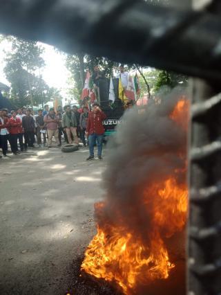 Cipayung Plus Demo Tolak Perppu No 2 Tahun 2022 Tentang Cipta Kerja, Sebut DPRDSU : Dewan Pengkhianat Rakyat