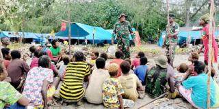 Gegara Mencari Kepiting Bersama Ortu Anak Di Mimika Tak Sekolah, Pelda Markusdianto; Yuk Kembali Ke Sekolah