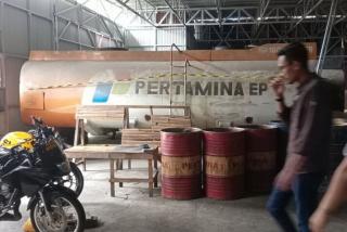 Usut Asal - Usul BBM Di Gudang Solar Yang Di "Bekingi" AKBP AH, Netizen : Kok Ada Tangki Pertamina