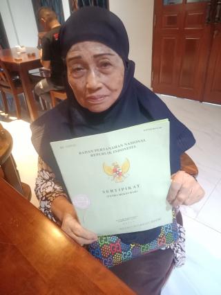 Di Duga Permainan "Mafia Tanah", Nenek 71 Tahun Sedih Bangunan Ruko Miliknya Di Gugat Orang Tak Di Kenal