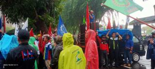 Walau Hujan Tapi GEBBRAK Tetap Semangat Menuntut Kenaikan UMP  dan UMK Sebesar 20 Persen Di Saat Buruh Menderita