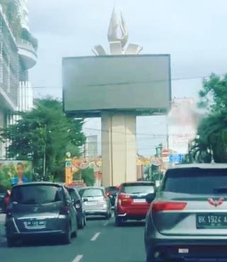 Di Duga Demi Kepentingan Pengusaha, Modus Bangun Taman Tugu Kota Tapi Faktanya Tiang Reklame Di Titik Rawan Macet Di Simpang Cambridge Medan