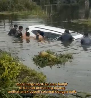 Viral Video, Mobil Mewah Yang Ditumpangi Anak Bupati Rohil Masuk Parit 