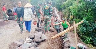 Semangat dan Tenaga Prajurit Satgas TMMD Kodim Karangasem Seakan Tak Ada Lelahnya