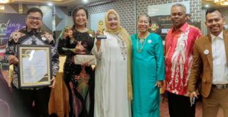 Awarding Night Best of the Best 2024, Pendiri Upin & Ipin Mengucapkan Selamat Kepada Founder Yayasan Nur Saadah Dimyati
