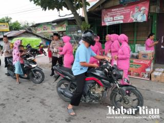 Hore...Polsek Pangkalan Kuras Bagi-bagi Ribuan Paket Takjil