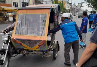 Jelang Berbuka Puasa Ramadhan 1445 H, Koloborasi Karang Taruna Medan Area, Medan Kota Dengan Kota Medan Berbagi Takjil Ke Pengguna Jalan