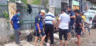 Atasi Debu, Karang Taruna Medan Kota dan Masyarakat Melakukan Penyemprotan Air Dampak Pekerjaan Dranase Di Jl. pelajar