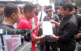 Relawan Buruh Sahabat Ganjar Geruduk Rakercabsus PDI Perjuangan Kota Medan,  Tolak Wong Chun Sen Ketua DPRD
