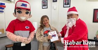 Natal Penuh Cinta dan Kasih, JNE Pekanbaru Siap Melesat Sat Set di Tahun Baru 2025
