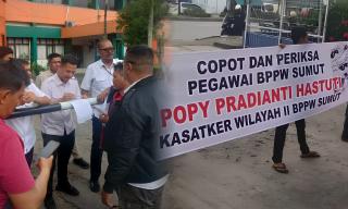 DPD LSM Penjara Indonesia Sumut Gelar Aksi Damai Di Depan Kantor BPPW Sumut Desak Copot Dan Periksa PPK Dan Kasatker