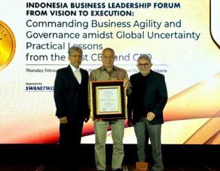 Presiden Direktur JNE, Mohamad Feriadi Soeprapto, Sukses Meraih Penghargaan Indonesia Best CEO 2025