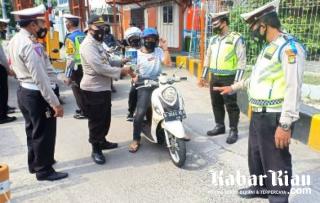 AKBP Dr Ahrie Sonta Lakukan Razia Operasi Zebra Jaya 2020 Nyambi bagikan Masker, Warga; Patut Diteladani