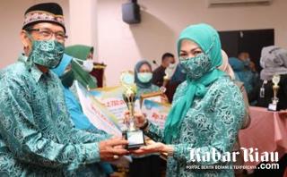 Pj Ketua TP-PKK Kabupaten Bengkalis Serahkan Hadiah Pemenang Lomba "Hatinya"