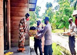 Sedekah Jumat Polres Rohil Dan Polsek Rantau Kopar Bagikan Sembako Kewarga Kurang Mampu
